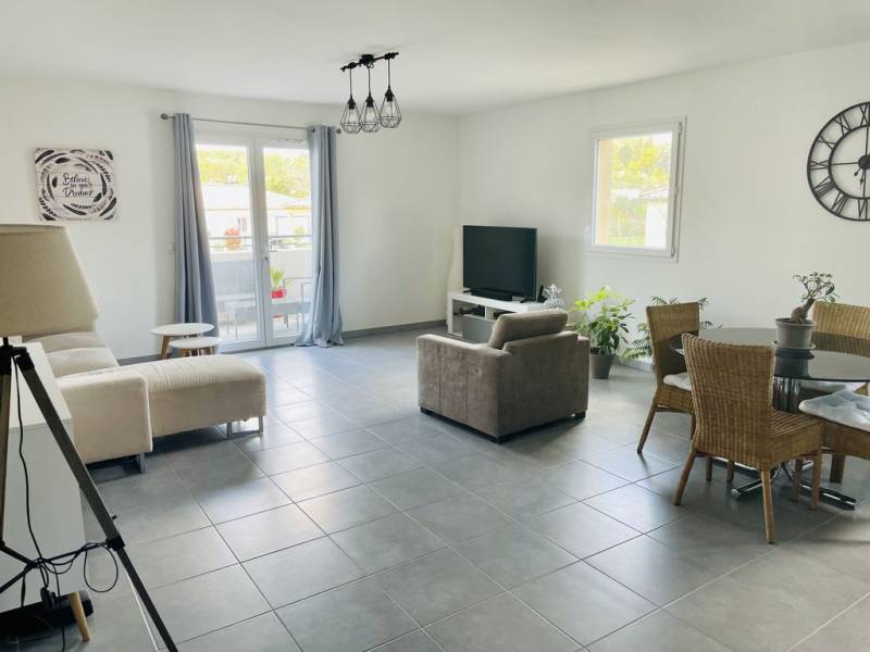 t3 à louer à ventabren quartier de l'héritière 2 chambre balcon et garages